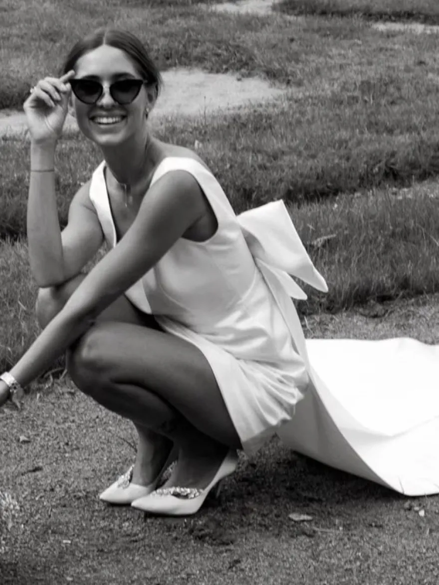 Robe de mariée courte col V sans manche noeud sur dos