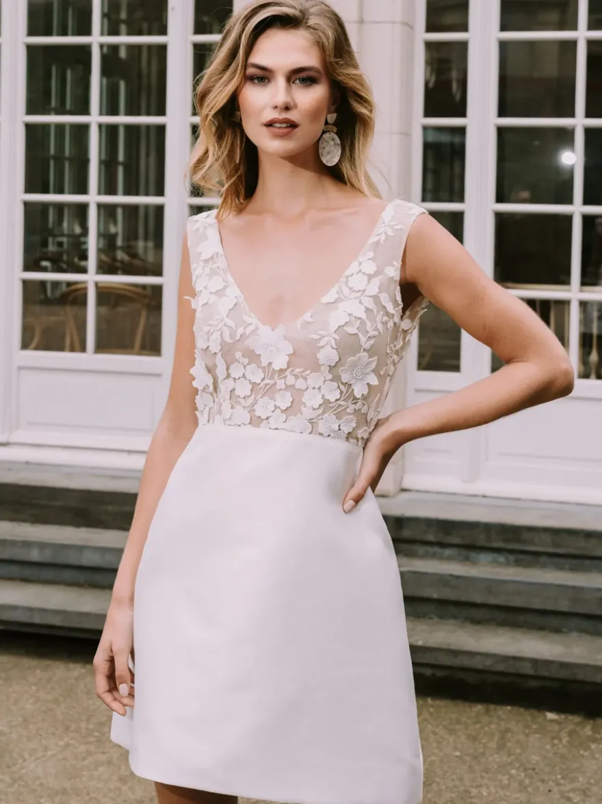 Robe de mariée courte col V sans manches coupe trapèze taille naturelle en satin