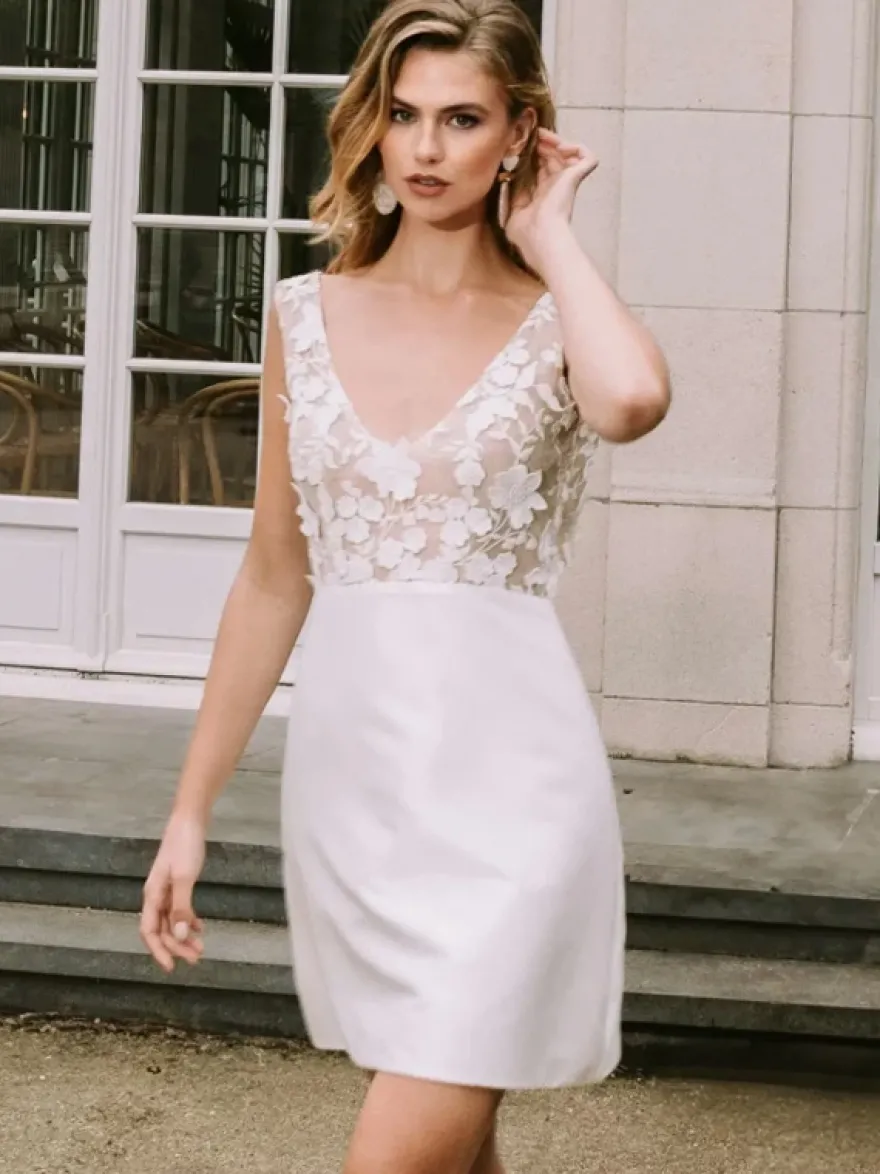 Robe de mariée courte col V sans manches coupe trapèze taille naturelle en satin