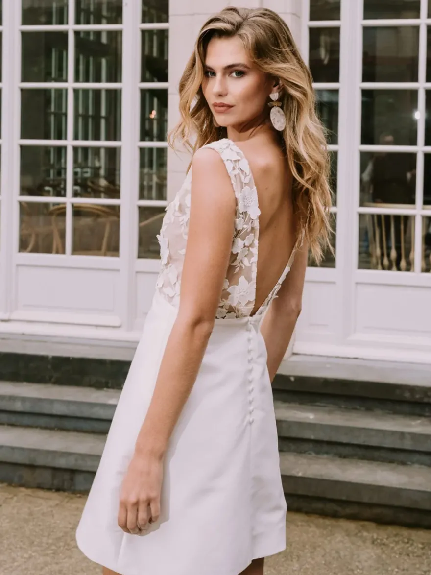 Robe de mariée courte col V sans manches coupe trapèze taille naturelle en satin