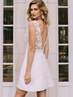 Robe de mariée courte col V sans manches coupe trapèze taille naturelle en satin