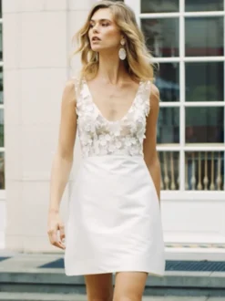 Robe de mariée courte col V sans manches coupe trapèze taille naturelle en satin
