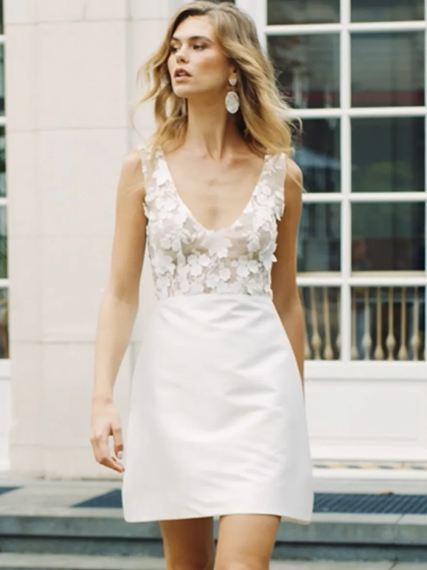 Robe de mariée courte col V sans manches coupe trapèze taille naturelle en satin