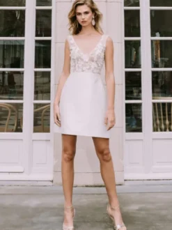 Robe de mariée courte col V sans manches coupe trapèze taille naturelle en satin