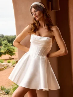 Robe de mariée courte décolleté court manches 3/4 taille naturelle en satin.