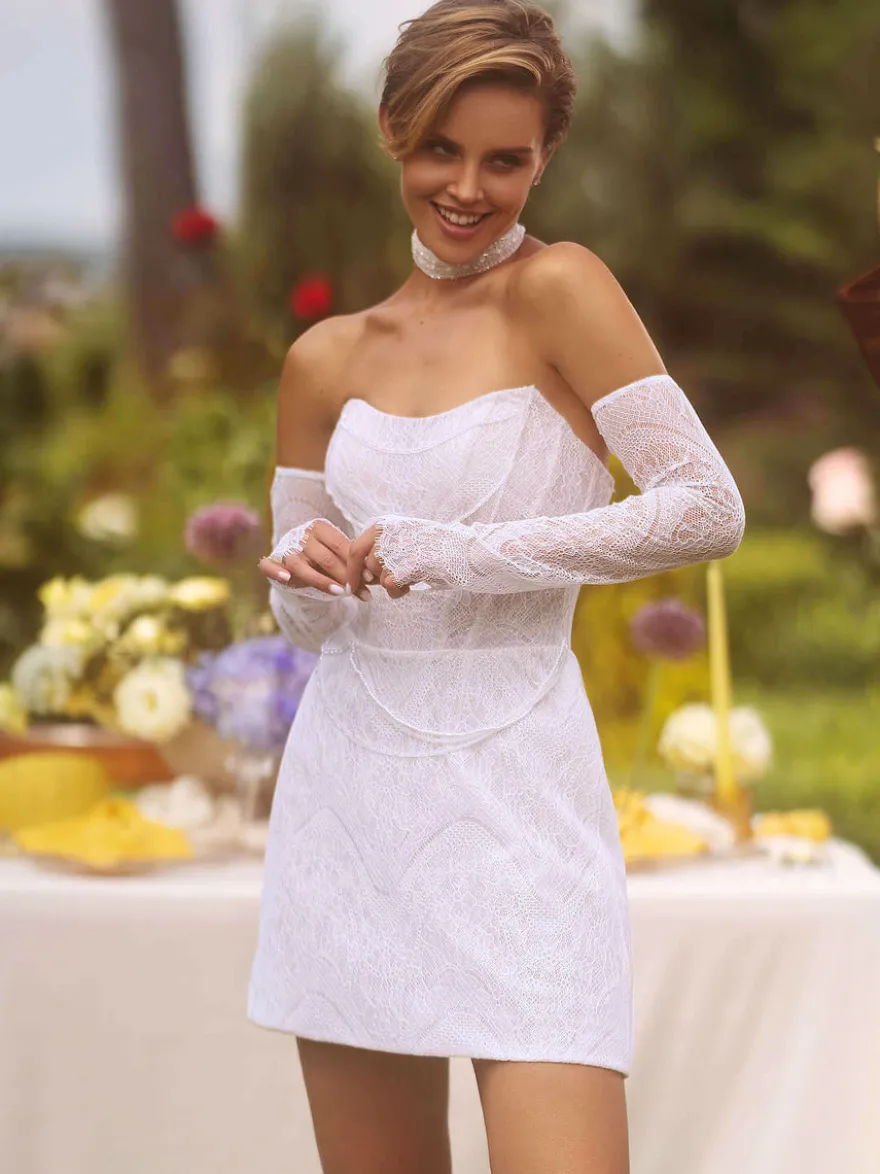 Robe de mariée courte décolleté en cœur manches 3/4 taille naturelle dentelle
