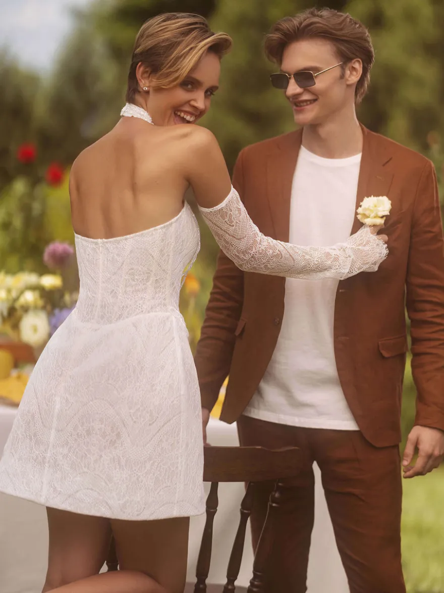 Robe de mariée courte décolleté en cœur manches 3/4 taille naturelle dentelle