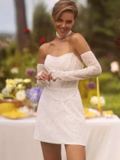 Robe de mariée courte décolleté en cœur manches 3/4 taille naturelle dentelle