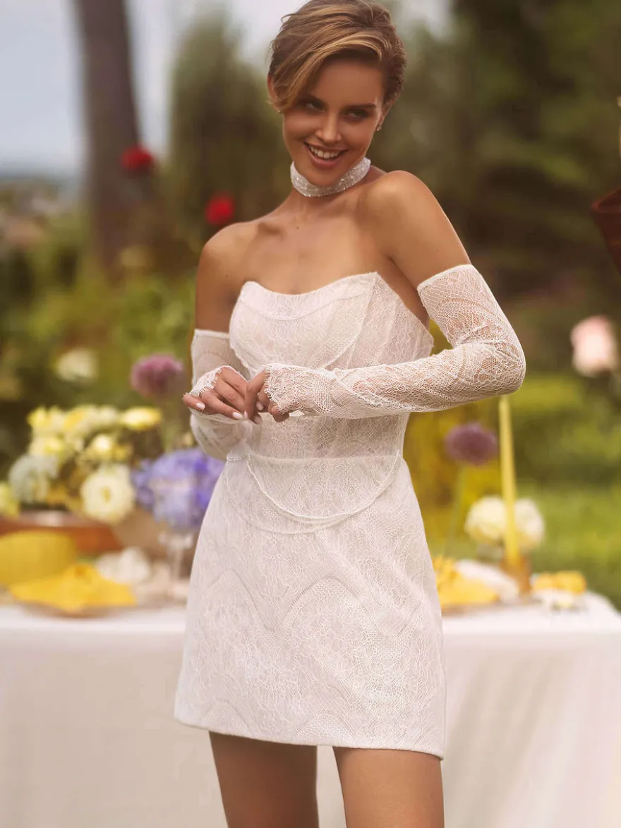 Robe de mariée courte décolleté en cœur manches 3/4 taille naturelle dentelle