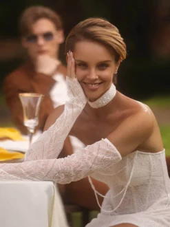 Robe de mariée courte décolleté en cœur manches 3/4 taille naturelle dentelle