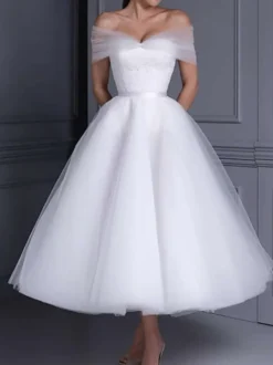 Robe de mariée courte décolleté en cœur sans manches coupe trapèze longueur thé