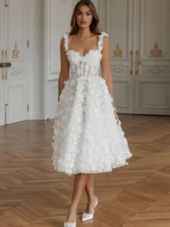 Robe de mariée courte décolleté en cœur sans manches coupe trapèze longueur thé