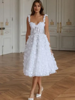 Robe de mariée courte décolleté en cœur sans manches coupe trapèze longueur thé