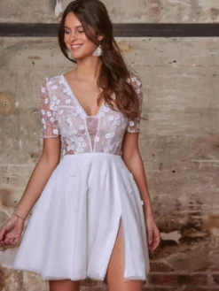Robe de mariée courte en dentelle pour mariage civil col en V manches courtes coupe trapèze.