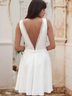 Robe de mariée courte longueur aux genoux col en v sans manches taille naturelle tissu satiné