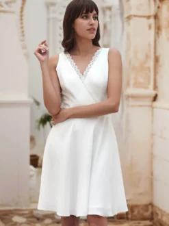 Robe de mariée courte longueur aux genoux col en v sans manches taille naturelle tissu satiné