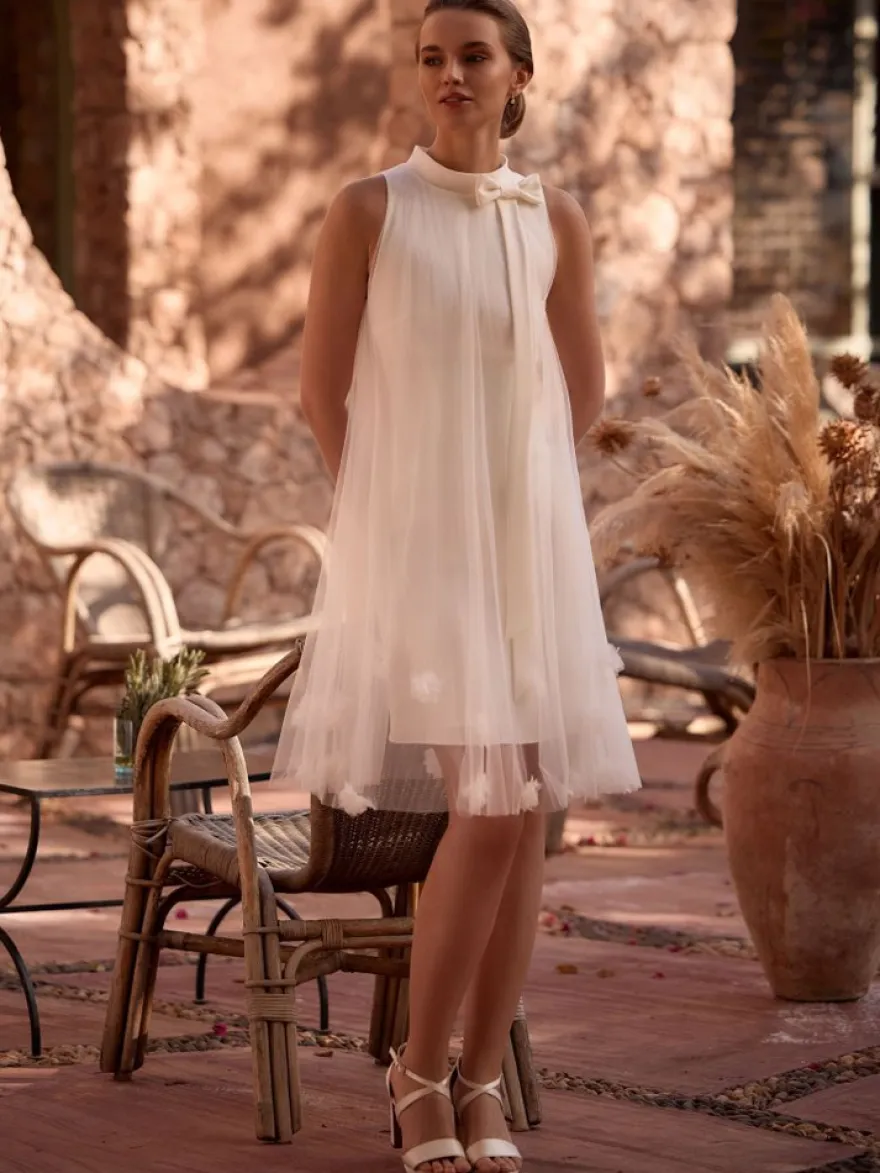 Robe de mariée courte longueur genou col bijou sans manches coupe trapèze taille naturelle en mousseline