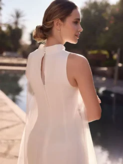 Robe de mariée courte longueur genou col bijou sans manches coupe trapèze taille naturelle en mousseline