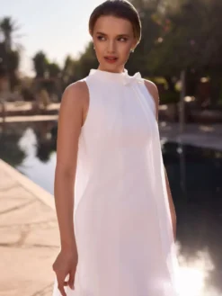 Robe de mariée courte longueur genou col bijou sans manches coupe trapèze taille naturelle en mousseline
