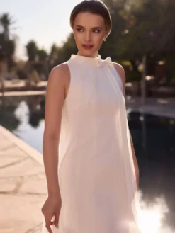 Robe de mariée courte longueur genou col bijou sans manches coupe trapèze taille naturelle en mousseline
