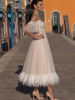Robe de mariée courte mi-longueur col en V manches courtes coupe trapèze taille naturelle en dentelle