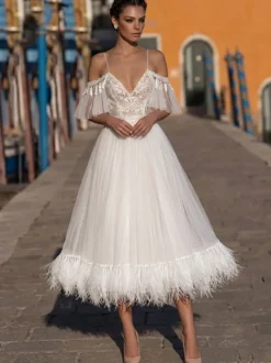 Robe de mariée courte mi-longueur col en V manches courtes coupe trapèze taille naturelle en dentelle