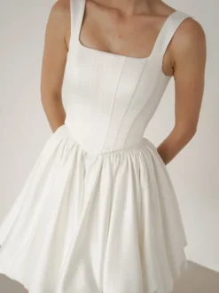 Robe de mariée courte mini col carré sans manches courte