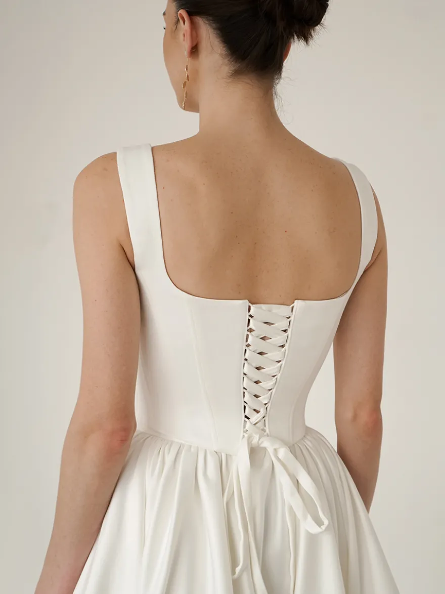 Robe de mariée courte mini col carré sans manches courte
