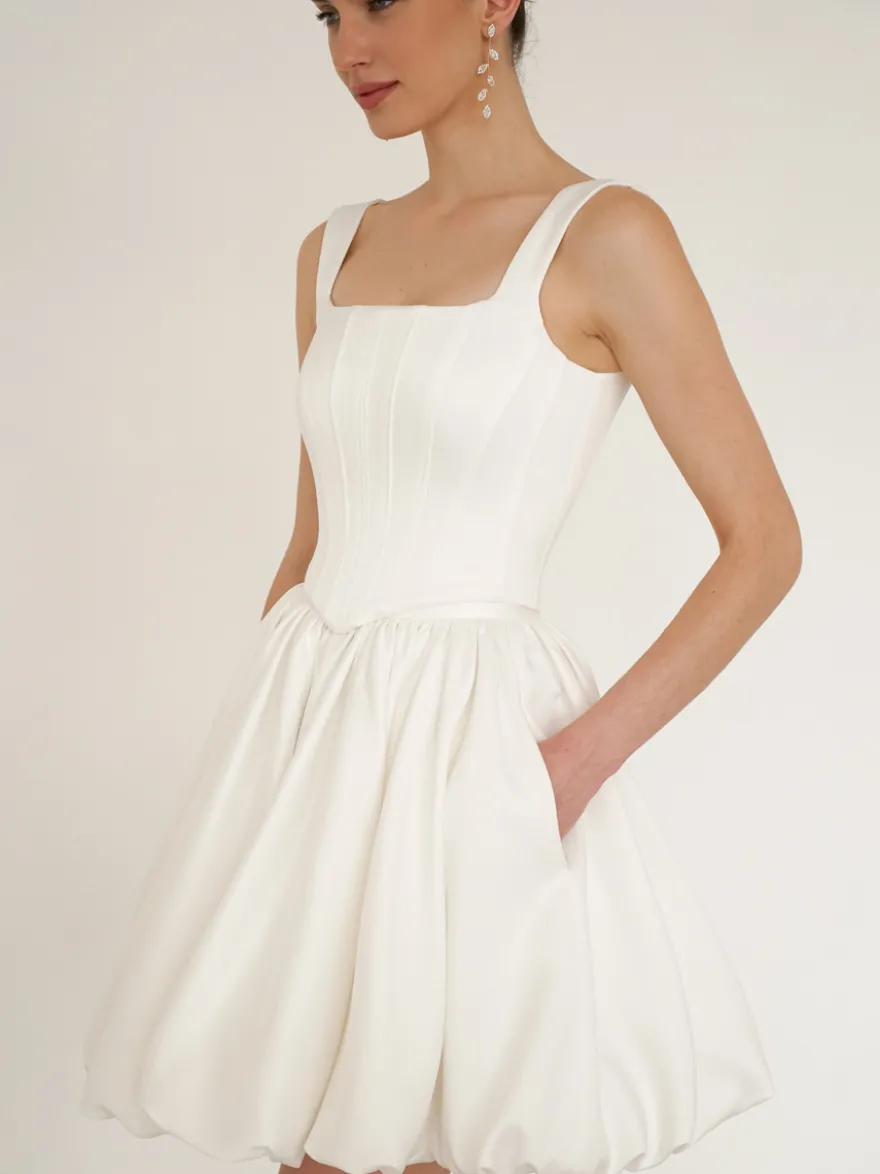 Robe de mariée courte mini col carré sans manches courte