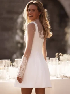 Robe de mariée courte mini col carré sans manches taille naturelle en satin