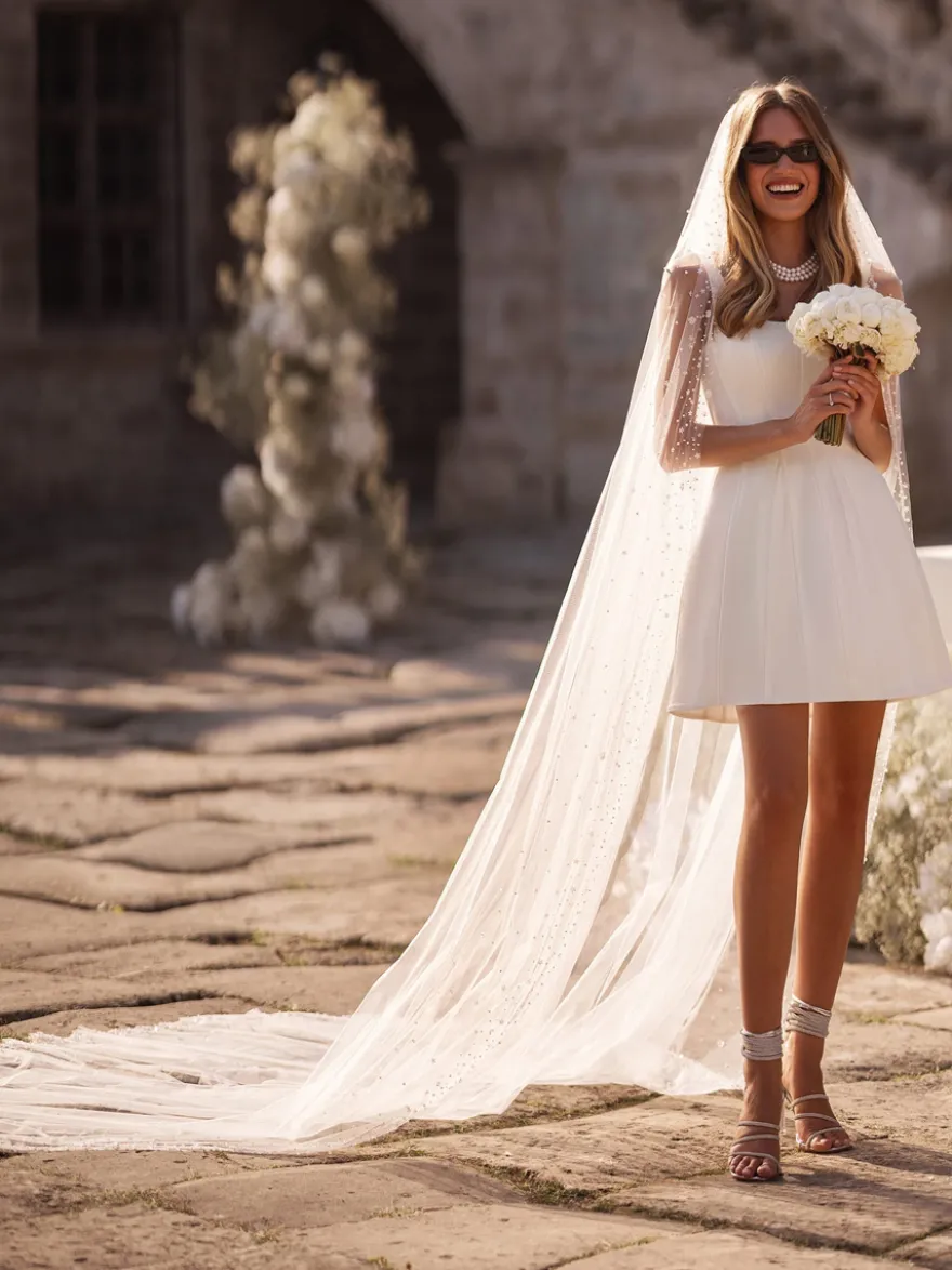Robe de mariée courte mini col carré sans manches taille naturelle en satin