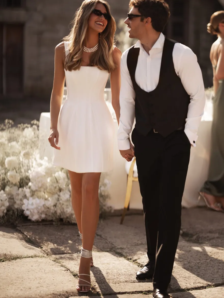 Robe de mariée courte mini col carré sans manches taille naturelle en satin