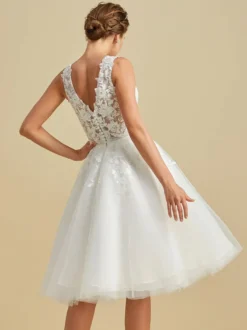 Robe de mariée courte robe de mariage civil col V sans manche boutonné sur dos