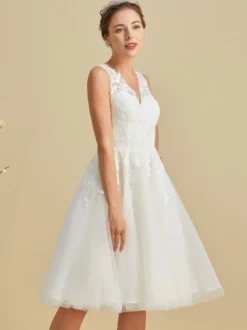 Robe de mariée courte robe de mariage civil col V sans manche boutonné sur dos