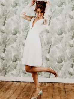 Robe de mariée courte robe de mariage civil en crêpe élastique col v manche longue en dentelle au genou