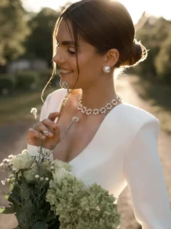 Robe de mariée courte robe de mariage civil col V dos en V zip sur dos manche longue longueur au dessus de genou