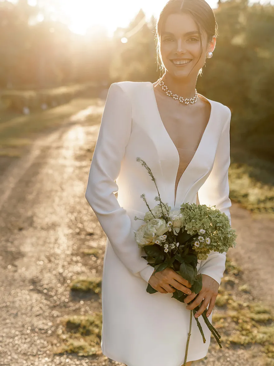 Robe de mariée courte robe de mariage civil col V dos en V zip sur dos manche longue longueur au dessus de genou