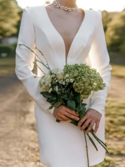 Robe de mariée courte robe de mariage civil col V dos en V zip sur dos manche longue longueur au dessus de genou
