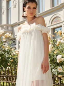 Robe de mariée courte trapèze col bateau sans manches motif floral