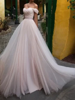 Robe de mariée dentelle bustier hors des épaules boutonné sur dos à traîne