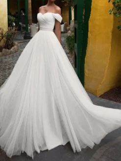 Robe de mariée dentelle bustier hors des épaules boutonné sur dos à traîne