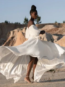 Robe de mariée deux pièces col en cœur coupe trapèze longueur au sol manches longues ivoire