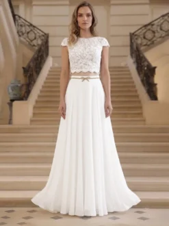 Robe de mariée deux pièces en dentelle col rond coupe trapèze longueur au sol fermeture éclair manches courtes idéale pour un mariage à la mairie.