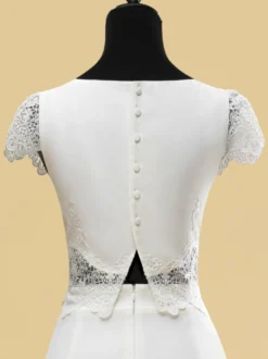 Robe de mariée deux pièces en dentelle découpée avec col bijou deux pièces longueur au sol fermeture éclair manches courtes longueur au sol ivoire