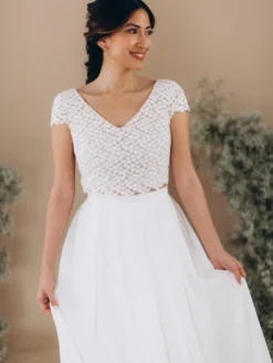Robe de mariée deux pièces en dentelle col en V longueur au sol dos nu manches courtes