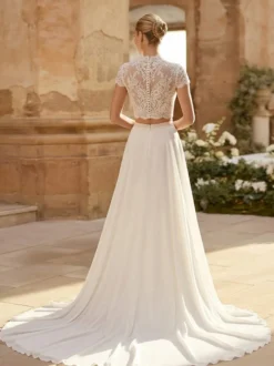 Robe de mariée deux pièces en dentelle décolleté illusion traîne boutons fonctionnels manches courtes longue