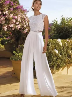 Robe de mariée deux pièces en dentelle col rond manches courtes couleur ivoire longueur au sol.