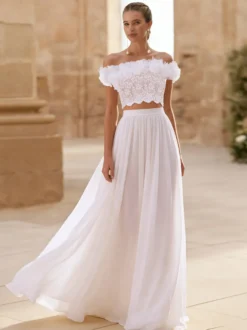 Robe de mariée deux pièces en mousseline col bateau longueur au sol boutons fonctionnels manches courtes.
