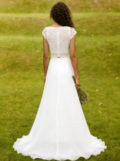 Robe de mariée deux pièces en mousseline col en V avec traîne boutons fonctionnels manches courtes et longues.