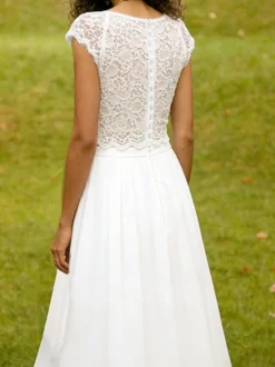 Robe de mariée deux pièces en mousseline col en V avec traîne boutons fonctionnels manches courtes et longues.